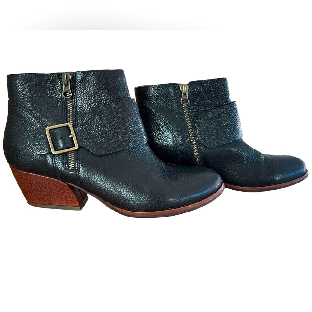 Kork-Ease women’s ankle black boots with zippers. Size 11. Excellent condition.